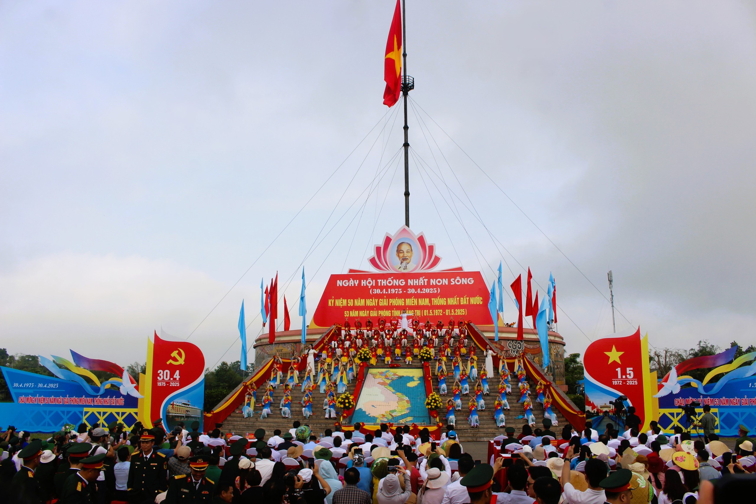 Xúc động Lễ Thượng cờ Thống nhất non sông bên Vĩ tuyến 17- Ảnh 1. Xúc động Lễ Thượng cờ Thống nhất non sông bên Vĩ tuyến 17- Ảnh 1.