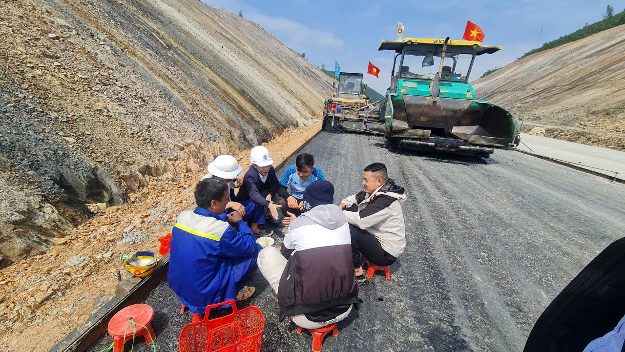 B&aacute;m trụ c&ocirc;ng trường, thi c&ocirc;ng xuy&ecirc;n lễ v&igrave; mục ti&ecirc;u th&ocirc;ng tuyến- Ảnh 5.