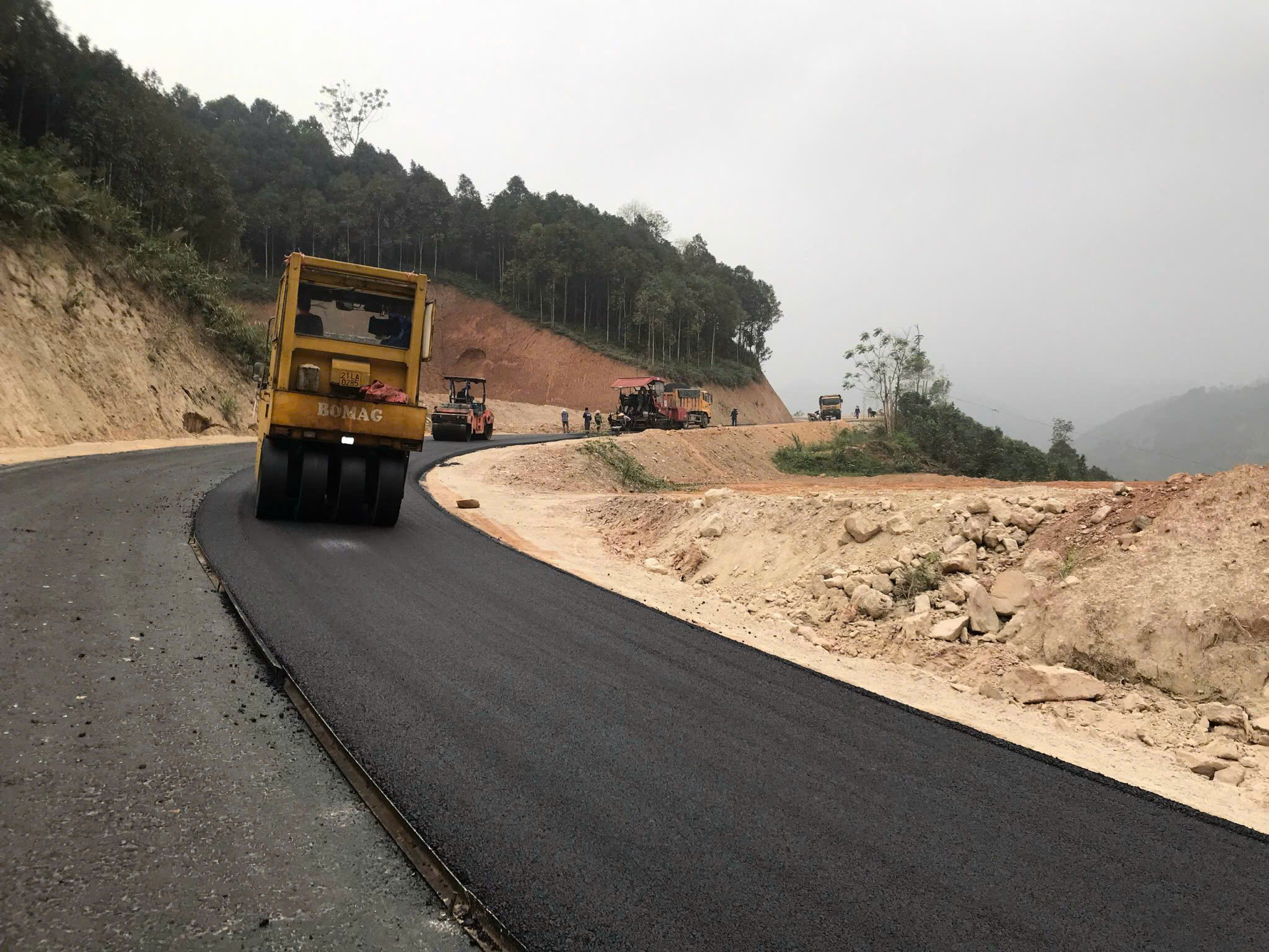 Xuyên lễ thi công tuyến đường 546 tỷ đồng nối cao tốc Nội Bài - Lào Cai- Ảnh 17. Xuyên lễ thi công tuyến đường 546 tỷ đồng nối cao tốc Nội Bài - Lào Cai- Ảnh 17.