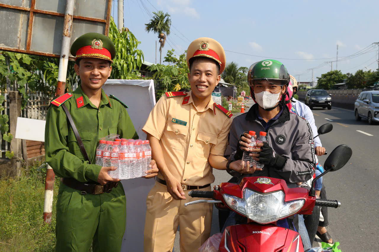 Người d&acirc;n về nghỉ lễ bất ngờ khi được CSGT tặng mũ bảo hiểm, nước suối- Ảnh 4.