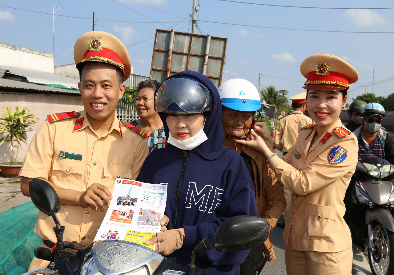 Người d&acirc;n về nghỉ lễ bất ngờ khi được CSGT tặng mũ bảo hiểm, nước suối- Ảnh 2.