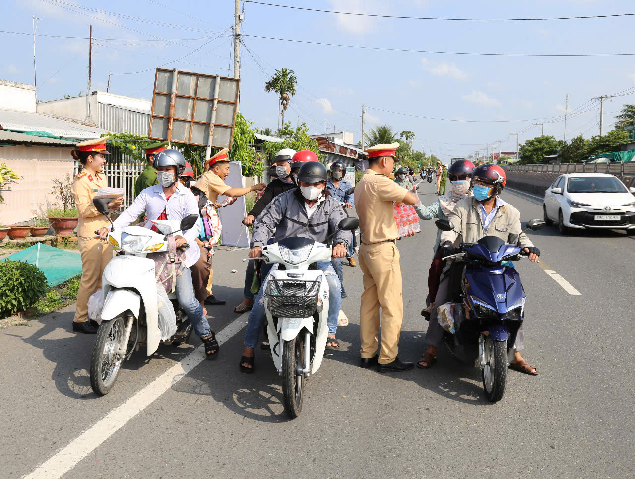 Người d&acirc;n về nghỉ lễ bất ngờ khi được CSGT tặng mũ bảo hiểm, nước suối- Ảnh 3.