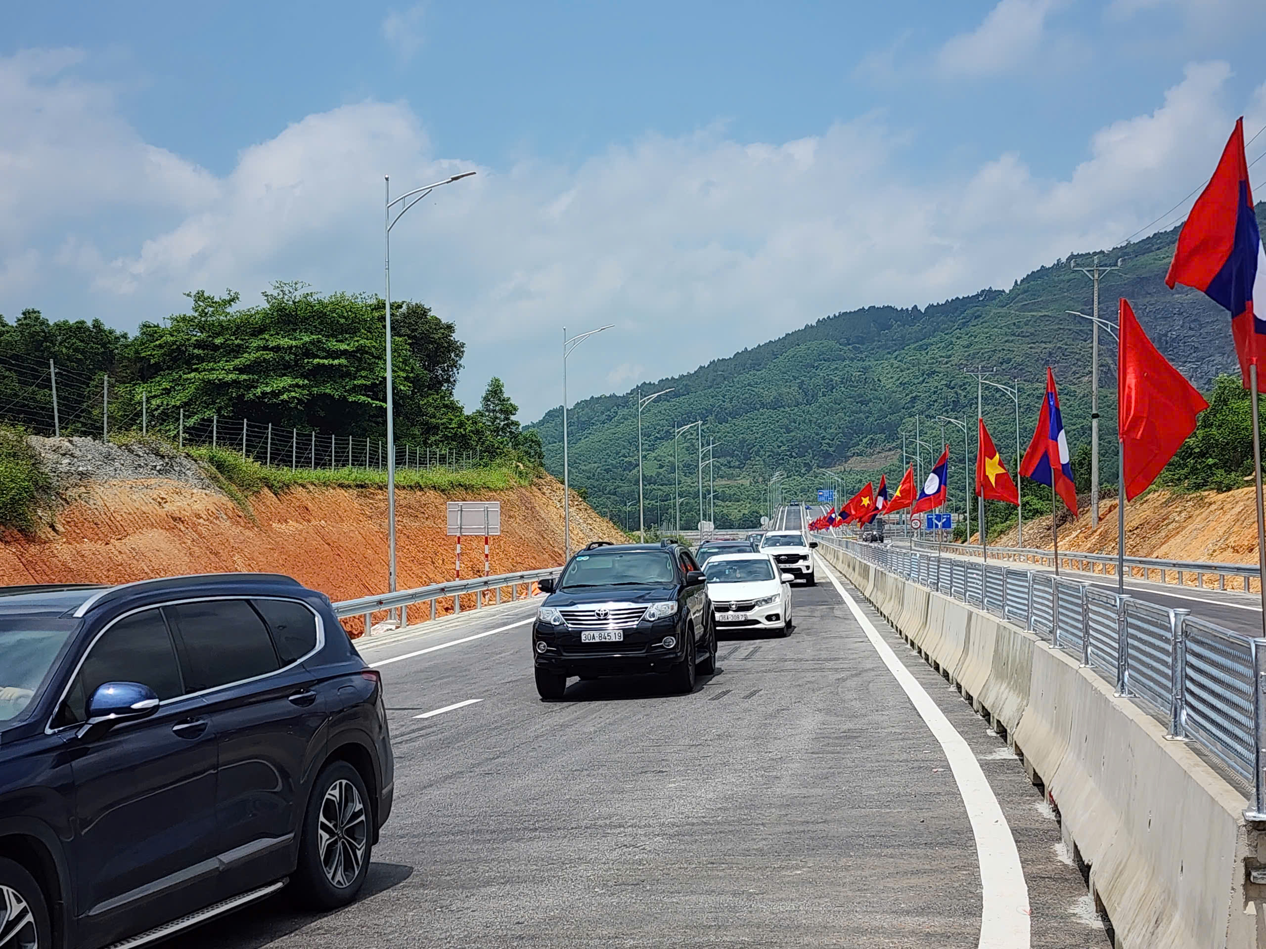 Cao tốc Bãi Vọt - Hàm Nghi, Hàm Nghi - Vũng Áng tấp nập ngày đầu nghỉ lễ 30/4- Ảnh 3. Cao tốc Bãi Vọt - Hàm Nghi, Hàm Nghi - Vũng Áng tấp nập ngày đầu nghỉ lễ 30/4- Ảnh 3.