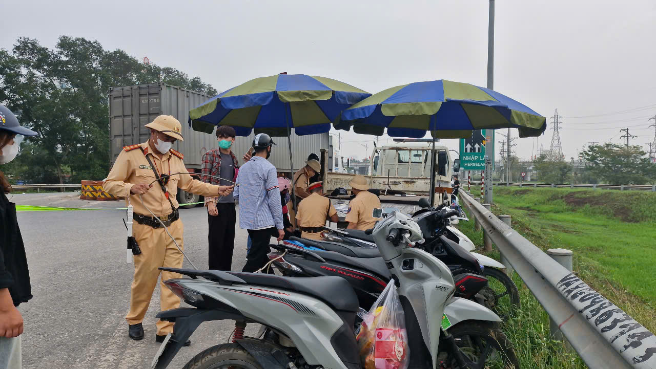 Về quê nghỉ lễ, hàng loạt công nhân bị xử phạt vì đi vào cao tốc Hà Nội - Bắc Giang- Ảnh 5. Về quê nghỉ lễ, hàng loạt công nhân bị xử phạt vì đi vào cao tốc Hà Nội - Bắc Giang- Ảnh 5.