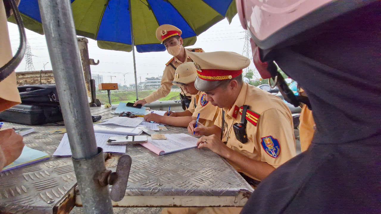 Về quê nghỉ lễ, hàng loạt công nhân bị xử phạt vì đi vào cao tốc Hà Nội - Bắc Giang- Ảnh 4. Về quê nghỉ lễ, hàng loạt công nhân bị xử phạt vì đi vào cao tốc Hà Nội - Bắc Giang- Ảnh 4.