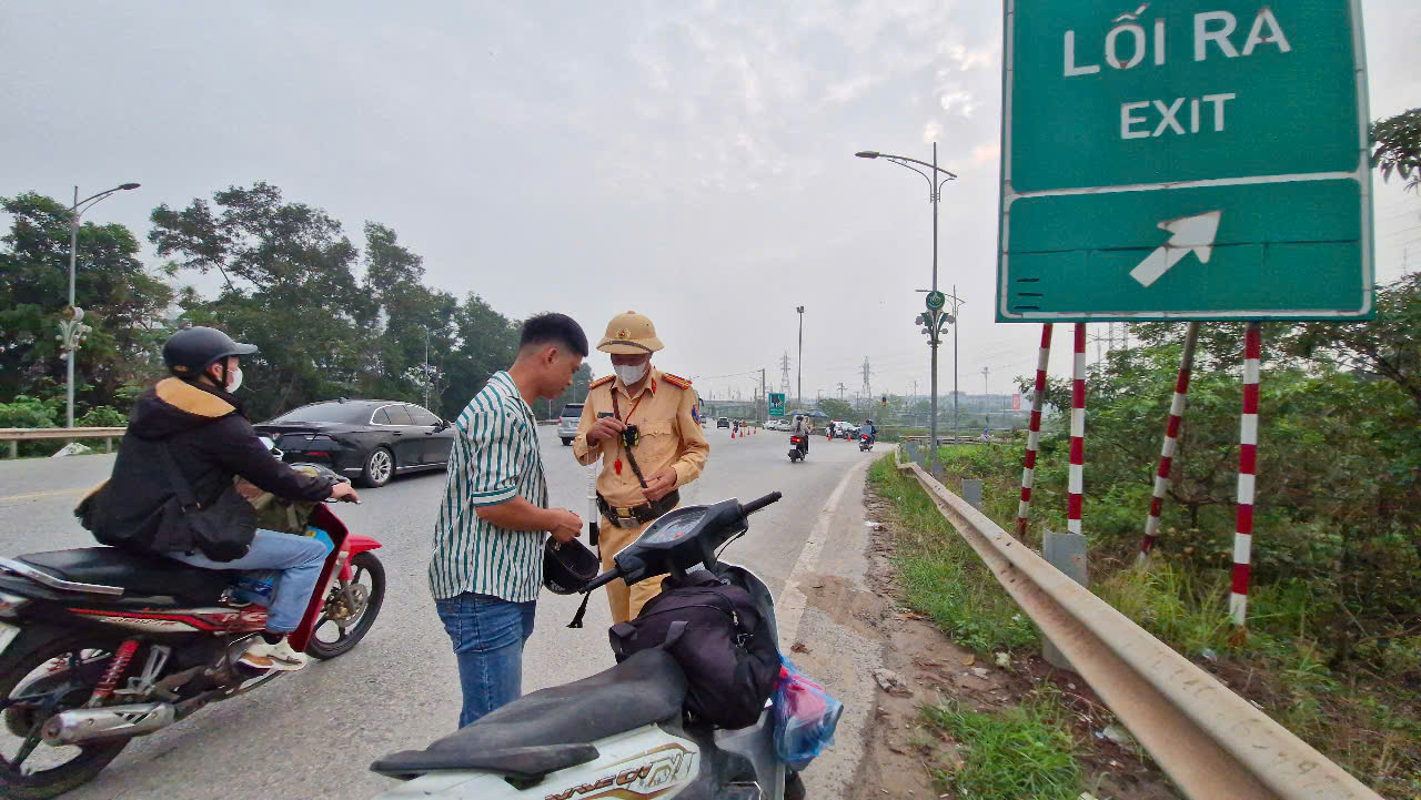 Về quê nghỉ lễ, hàng loạt công nhân bị xử phạt vì đi vào cao tốc Hà Nội - Bắc Giang- Ảnh 8. Về quê nghỉ lễ, hàng loạt công nhân bị xử phạt vì đi vào cao tốc Hà Nội - Bắc Giang- Ảnh 8.