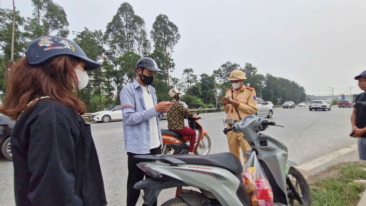 Về quê nghỉ lễ, hàng loạt công nhân bị xử phạt vì đi vào cao tốc Hà Nội - Bắc Giang- Ảnh 2. Về quê nghỉ lễ, hàng loạt công nhân bị xử phạt vì đi vào cao tốc Hà Nội - Bắc Giang- Ảnh 2.