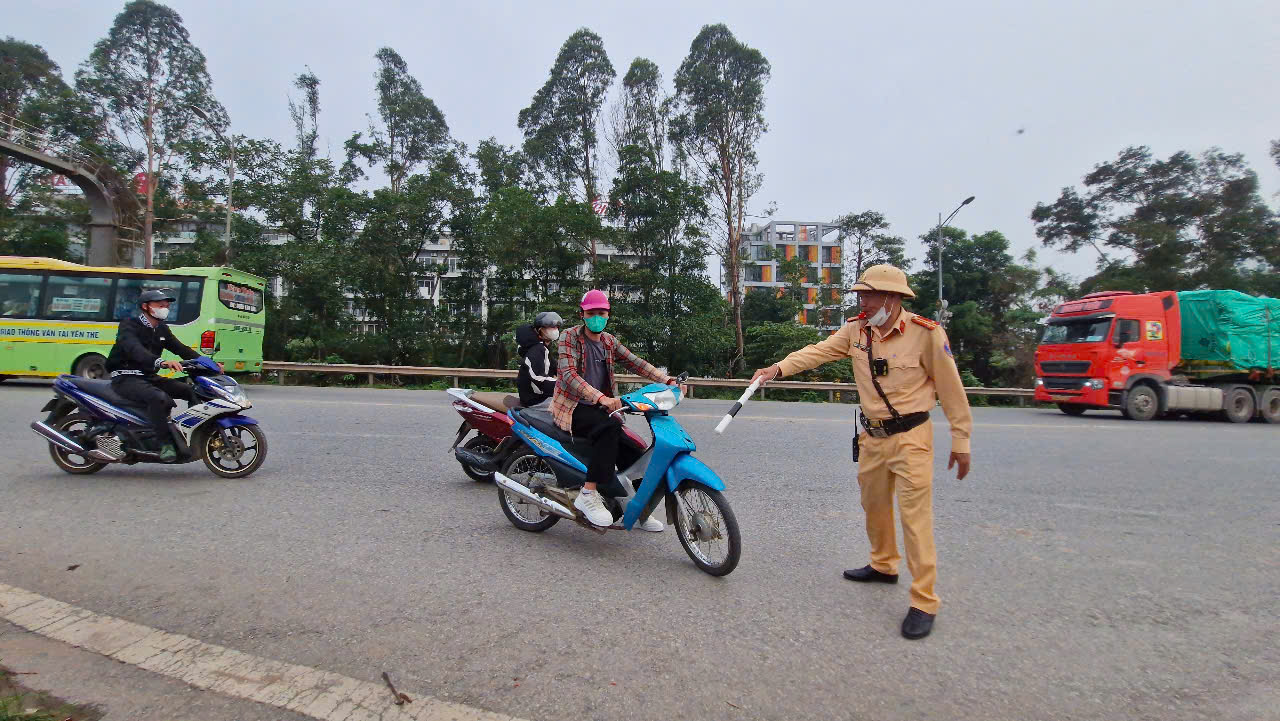 Về quê nghỉ lễ, hàng loạt công nhân bị xử phạt vì đi vào cao tốc Hà Nội - Bắc Giang- Ảnh 1. Về quê nghỉ lễ, hàng loạt công nhân bị xử phạt vì đi vào cao tốc Hà Nội - Bắc Giang- Ảnh 1.