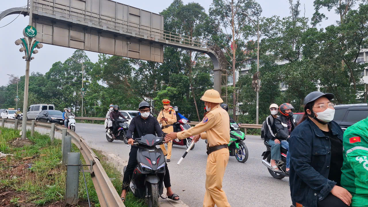 Về quê nghỉ lễ, hàng loạt công nhân bị xử phạt vì đi vào cao tốc Hà Nội - Bắc Giang- Ảnh 3. Về quê nghỉ lễ, hàng loạt công nhân bị xử phạt vì đi vào cao tốc Hà Nội - Bắc Giang- Ảnh 3.