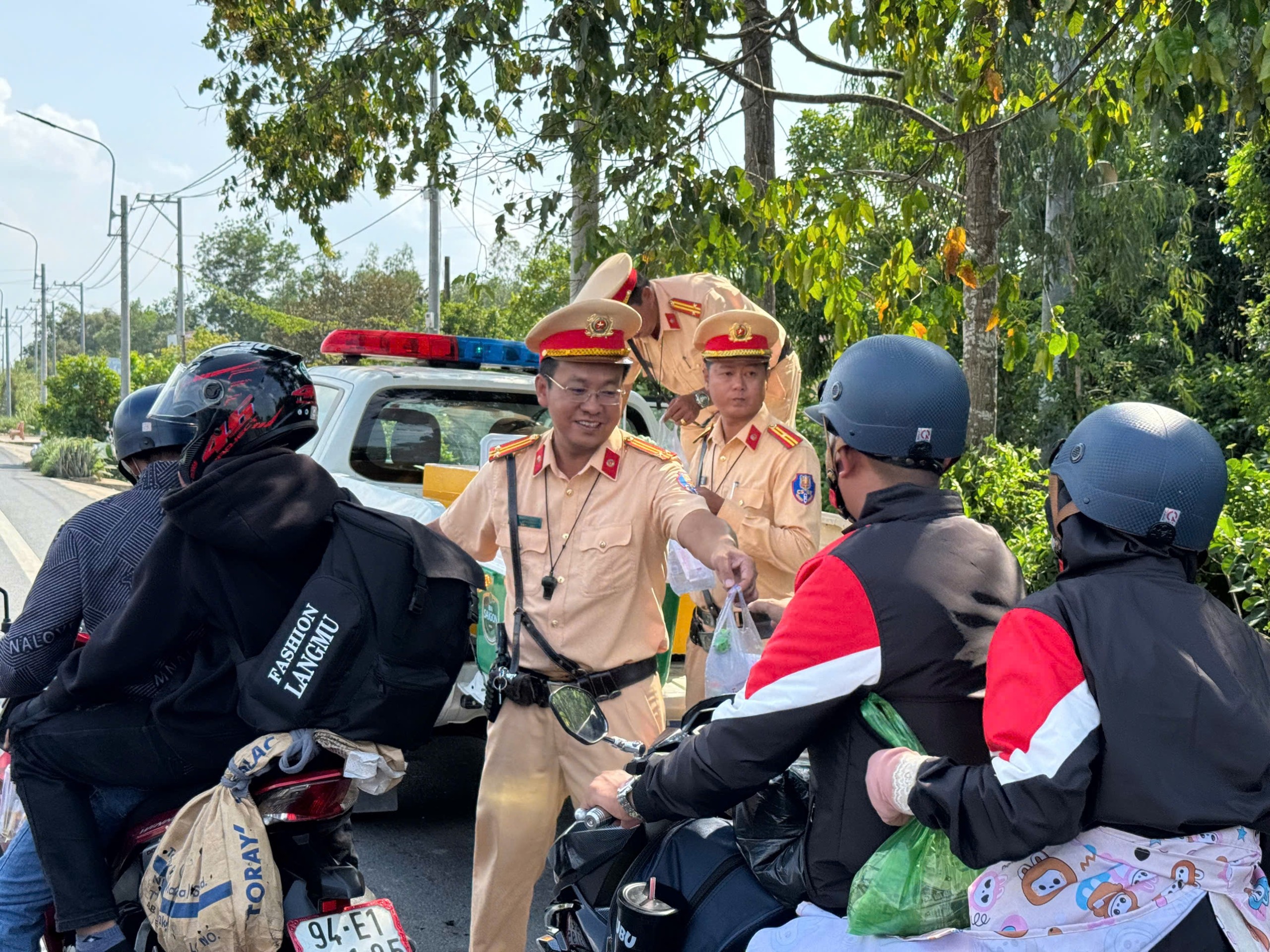 Gần 10.000 chai nước suối, khăn lạnh được gửi đến người d&acirc;n tr&ecirc;n đường về qu&ecirc;- Ảnh 1.