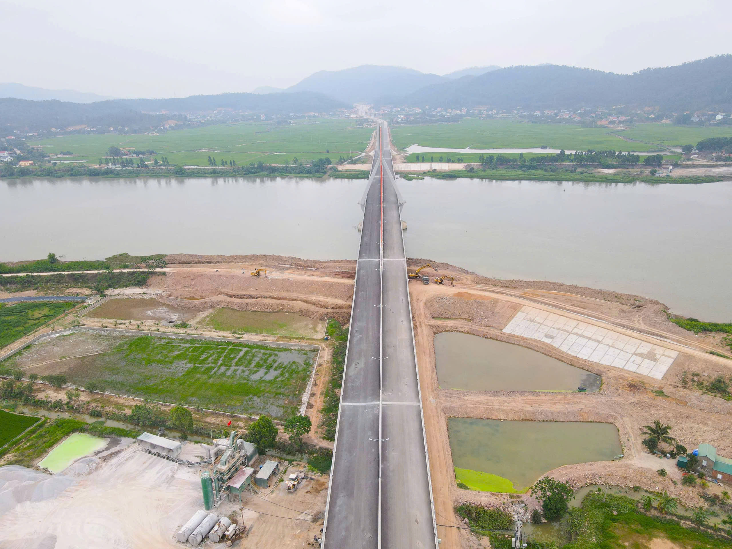 Thông xe cầu dây văng gần 1.500 tỷ đồng, nối Bắc Giang và Hải Dương- Ảnh 13. Thông xe cầu dây văng gần 1.500 tỷ đồng, nối Bắc Giang và Hải Dương- Ảnh 13.