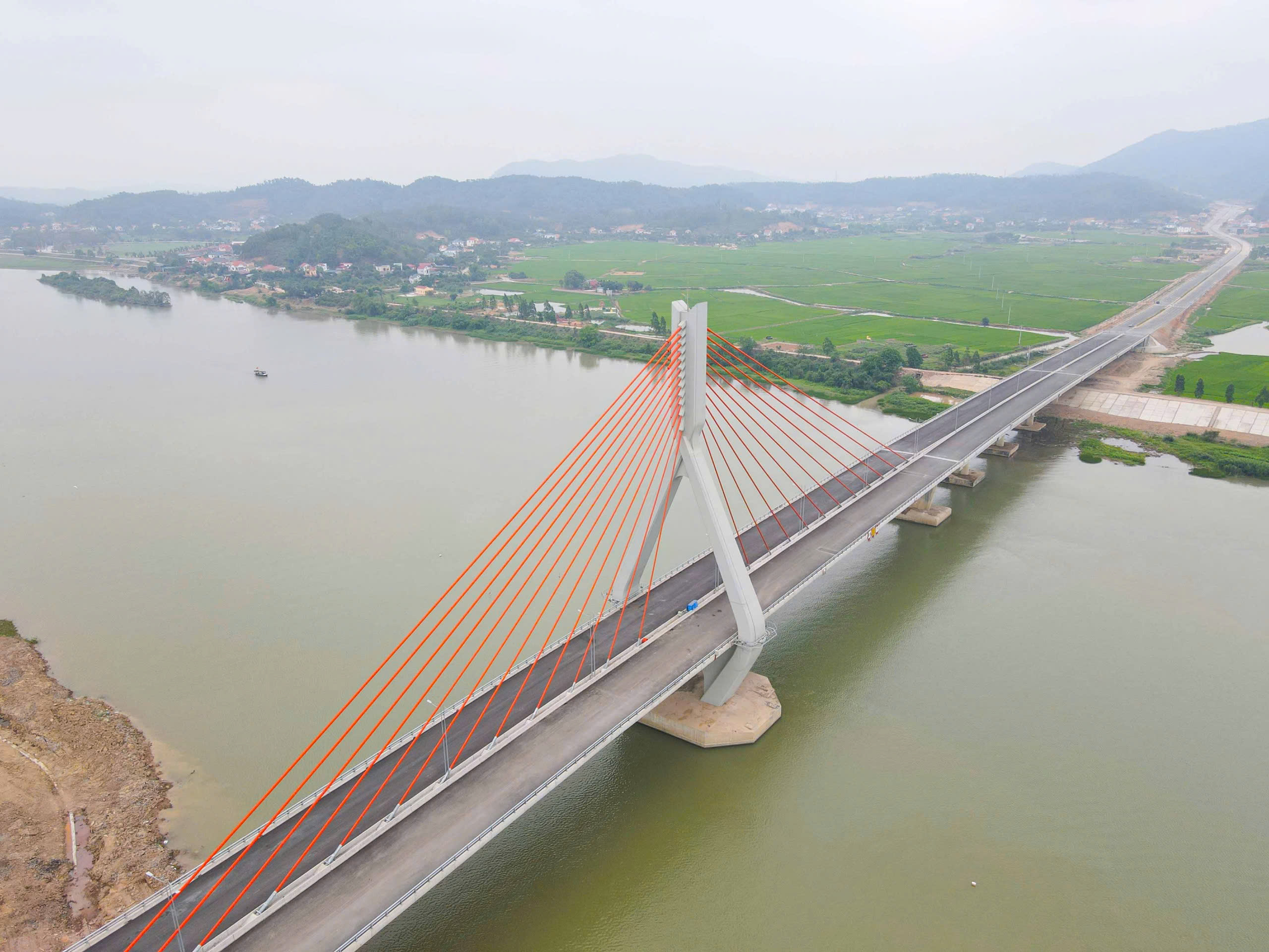 Thông xe cầu dây văng gần 1.500 tỷ đồng, nối Bắc Giang và Hải Dương- Ảnh 5. Thông xe cầu dây văng gần 1.500 tỷ đồng, nối Bắc Giang và Hải Dương- Ảnh 5.
