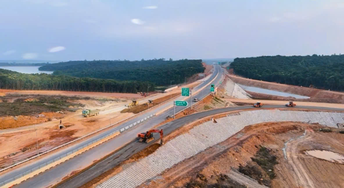 B&aacute;m trụ c&ocirc;ng trường, thi c&ocirc;ng xuy&ecirc;n lễ v&igrave; mục ti&ecirc;u th&ocirc;ng tuyến- Ảnh 4.