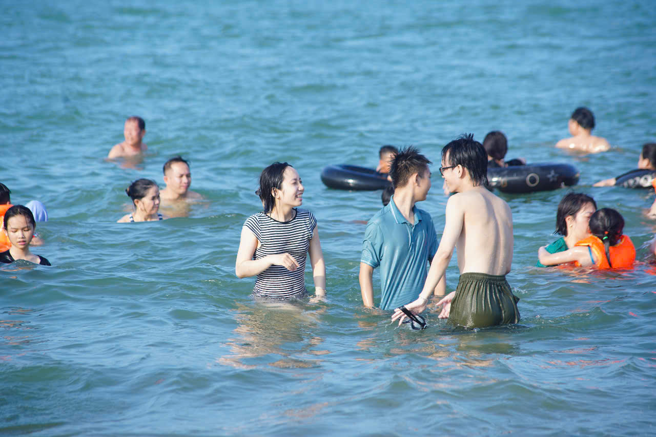 H&agrave;ng vạn du kh&aacute;ch đổ về biển Cửa L&ograve; dịp nghỉ lễ- Ảnh 8.