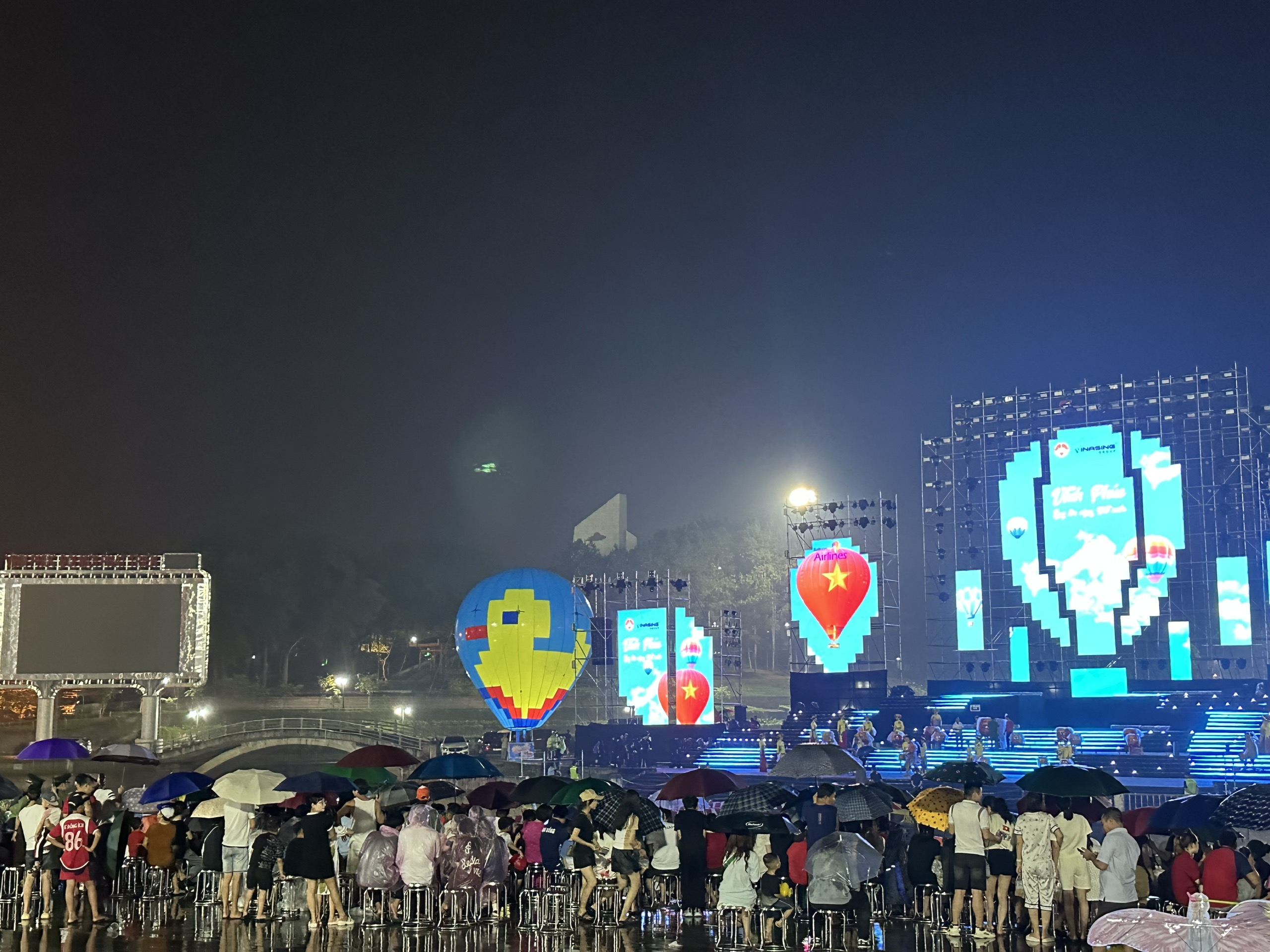 Vĩnh Ph&uacute;c: Người d&acirc;n đội mưa xem Festival Khinh kh&iacute; cầu 2025- Ảnh 1.