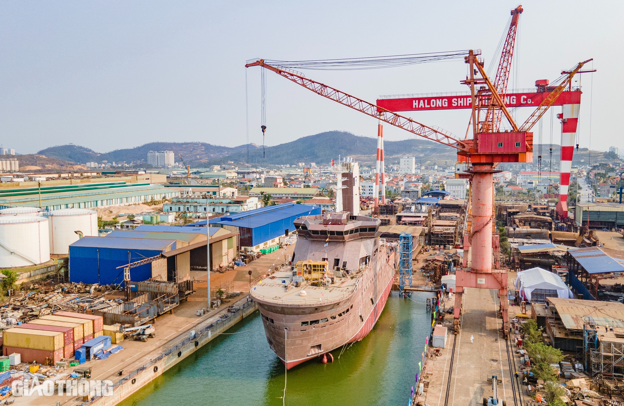 Tàu dịch vụ điện gió vừa hạ thủy tại Hạ Long đặc biệt thế nào?- Ảnh 1. Tàu dịch vụ điện gió vừa hạ thủy tại Hạ Long đặc biệt thế nào?- Ảnh 1.