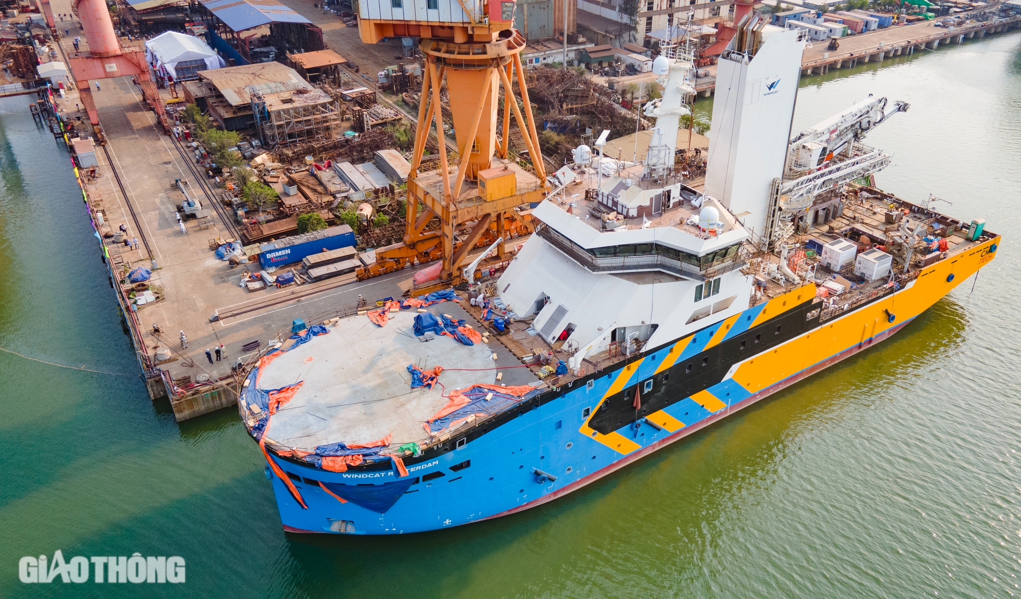 Tàu dịch vụ điện gió vừa hạ thủy tại Hạ Long đặc biệt thế nào?- Ảnh 9. Tàu dịch vụ điện gió vừa hạ thủy tại Hạ Long đặc biệt thế nào?- Ảnh 9.