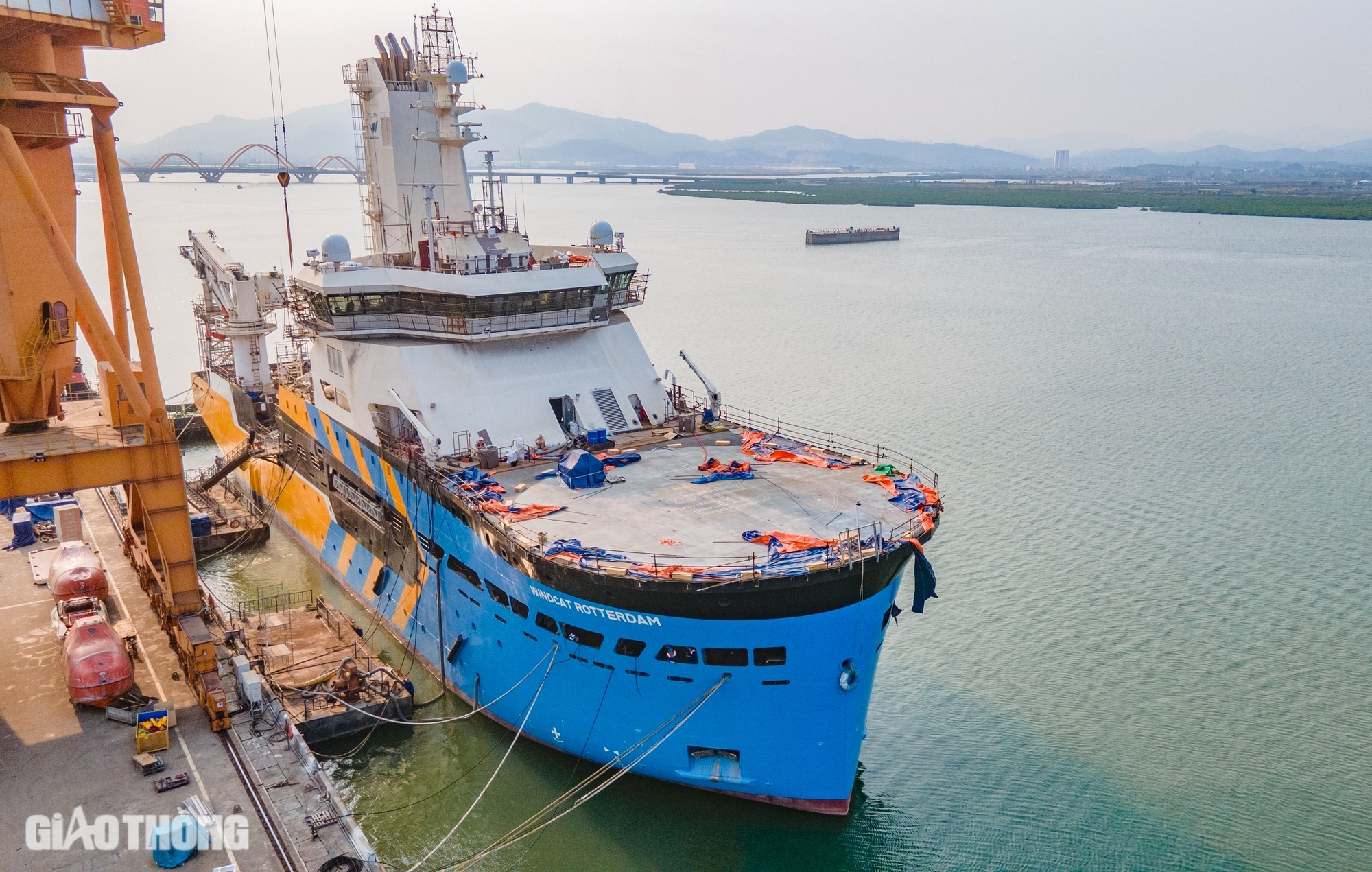 Tàu dịch vụ điện gió vừa hạ thủy tại Hạ Long đặc biệt thế nào?- Ảnh 13. Tàu dịch vụ điện gió vừa hạ thủy tại Hạ Long đặc biệt thế nào?- Ảnh 13.