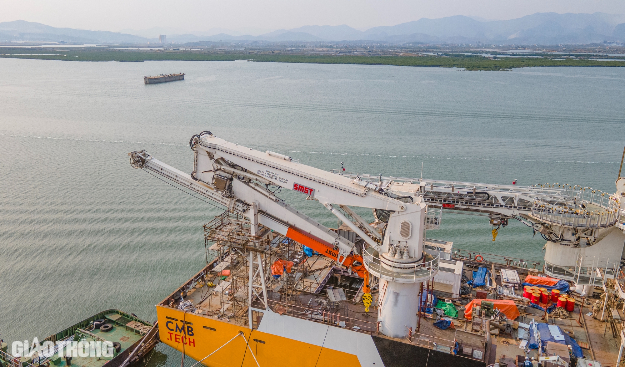 Tàu dịch vụ điện gió vừa hạ thủy tại Hạ Long đặc biệt thế nào?- Ảnh 7. Tàu dịch vụ điện gió vừa hạ thủy tại Hạ Long đặc biệt thế nào?- Ảnh 7.