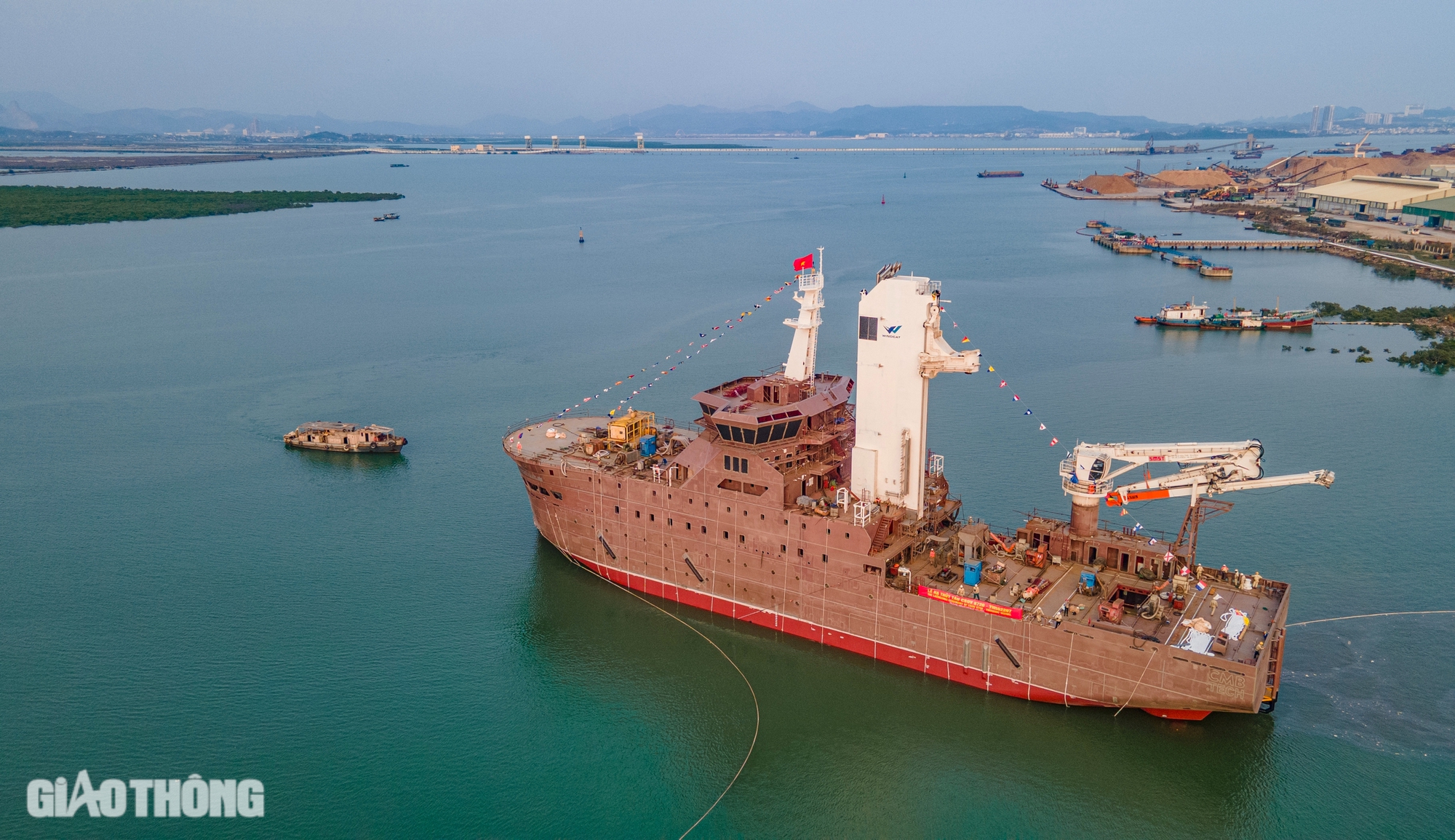 Tàu dịch vụ điện gió vừa hạ thủy tại Hạ Long đặc biệt thế nào?- Ảnh 4. Tàu dịch vụ điện gió vừa hạ thủy tại Hạ Long đặc biệt thế nào?- Ảnh 4.