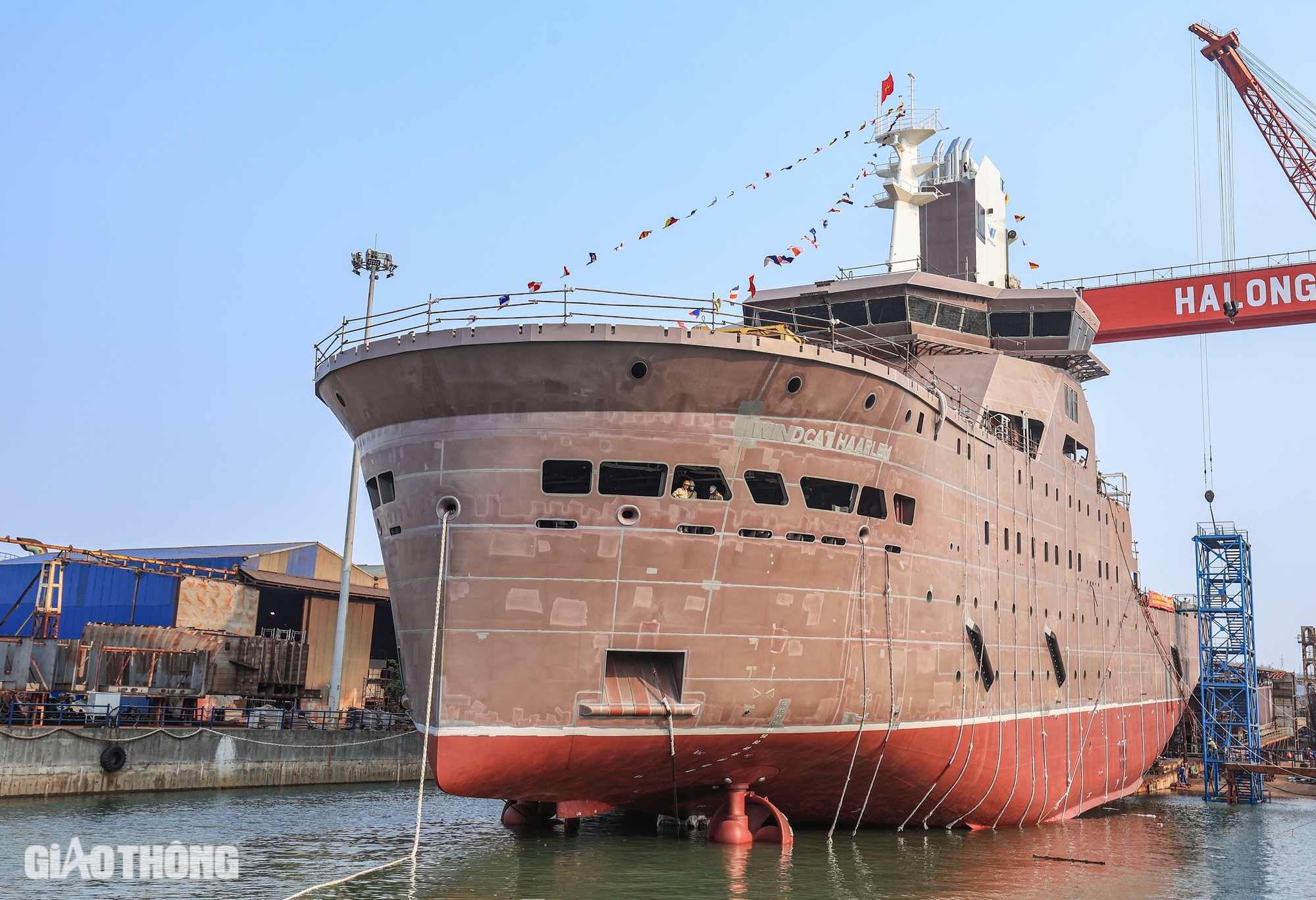 Tàu dịch vụ điện gió vừa hạ thủy tại Hạ Long đặc biệt thế nào?- Ảnh 8. Tàu dịch vụ điện gió vừa hạ thủy tại Hạ Long đặc biệt thế nào?- Ảnh 8.