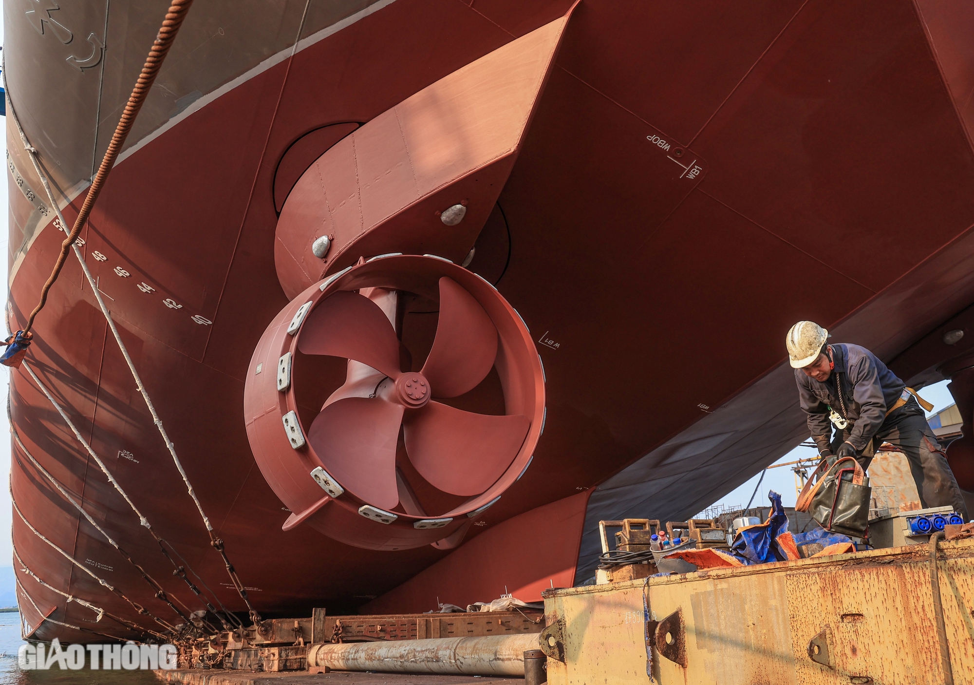 Tàu dịch vụ điện gió vừa hạ thủy tại Hạ Long đặc biệt thế nào?- Ảnh 14. Tàu dịch vụ điện gió vừa hạ thủy tại Hạ Long đặc biệt thế nào?- Ảnh 14.