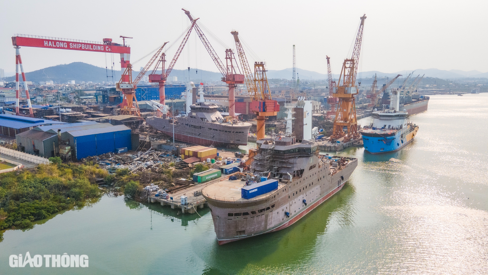 Tàu dịch vụ điện gió vừa hạ thủy tại Hạ Long đặc biệt thế nào?- Ảnh 2. Tàu dịch vụ điện gió vừa hạ thủy tại Hạ Long đặc biệt thế nào?- Ảnh 2.