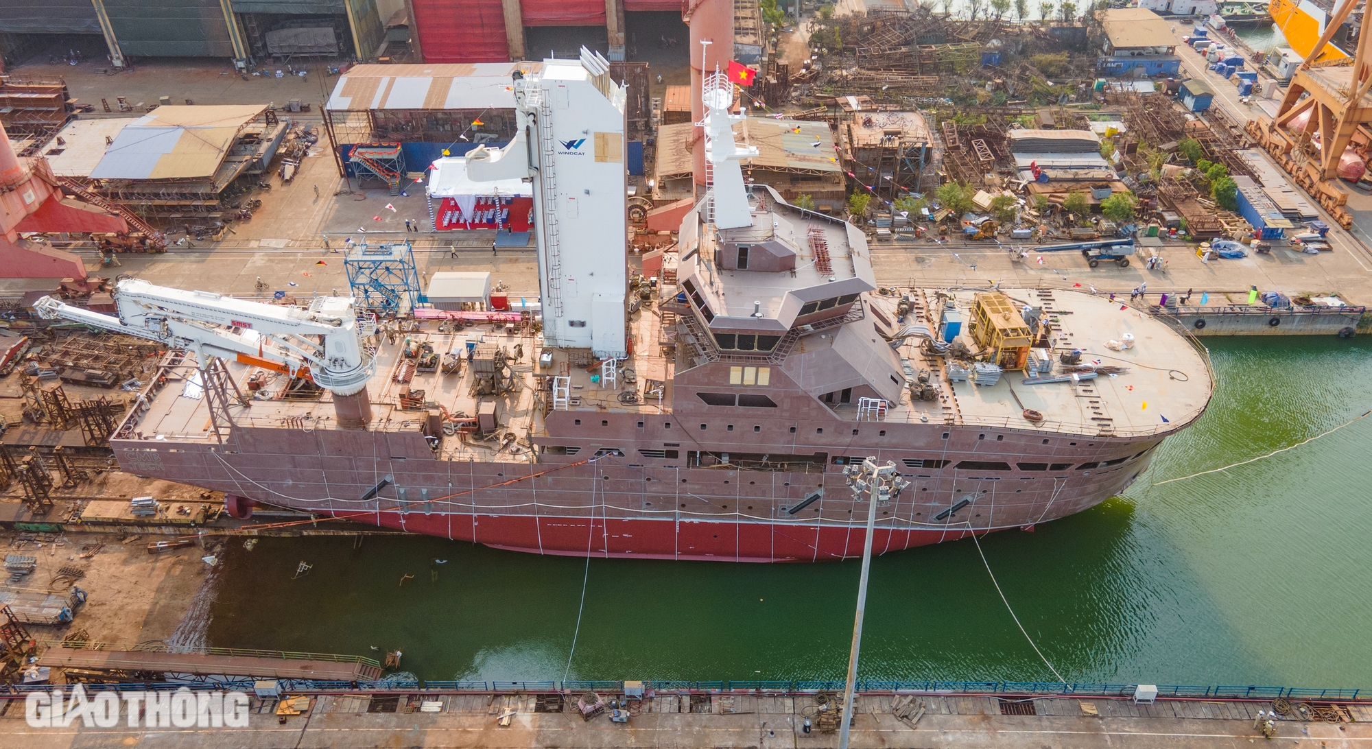 Tàu dịch vụ điện gió vừa hạ thủy tại Hạ Long đặc biệt thế nào?- Ảnh 3. Tàu dịch vụ điện gió vừa hạ thủy tại Hạ Long đặc biệt thế nào?- Ảnh 3.