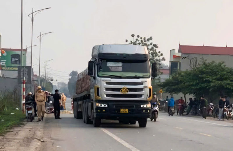 Hiện trường vụ tai nạn khiến người phụ nữ tử vong thương t&acirc;m.