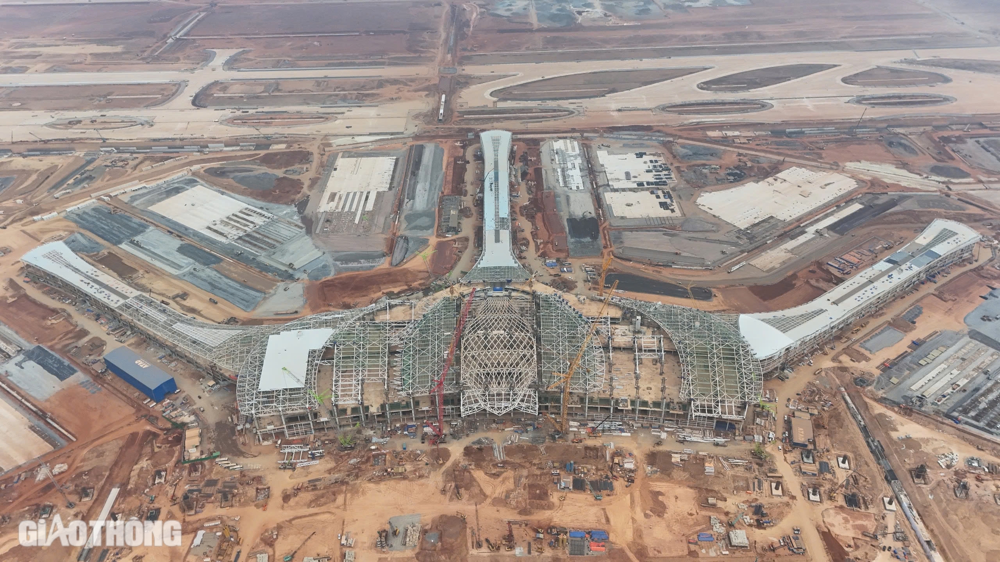 N&acirc;ng th&agrave;nh c&ocirc;ng v&ograve;m th&eacute;p m&aacute;i trung t&acirc;m s&acirc;n bay Long Th&agrave;nh nặng 5.300 tấn- Ảnh 4.