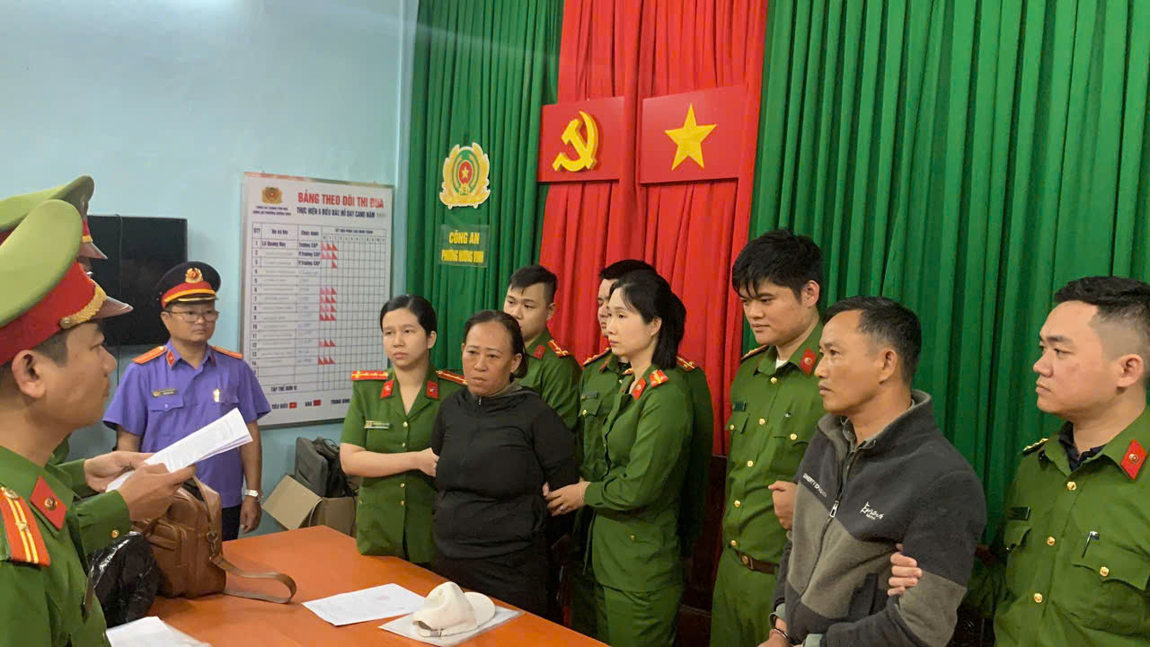 Bắt tạm giam hai đối tượng l&agrave;m giả giấy ph&eacute;p l&aacute;i xe- Ảnh 1.