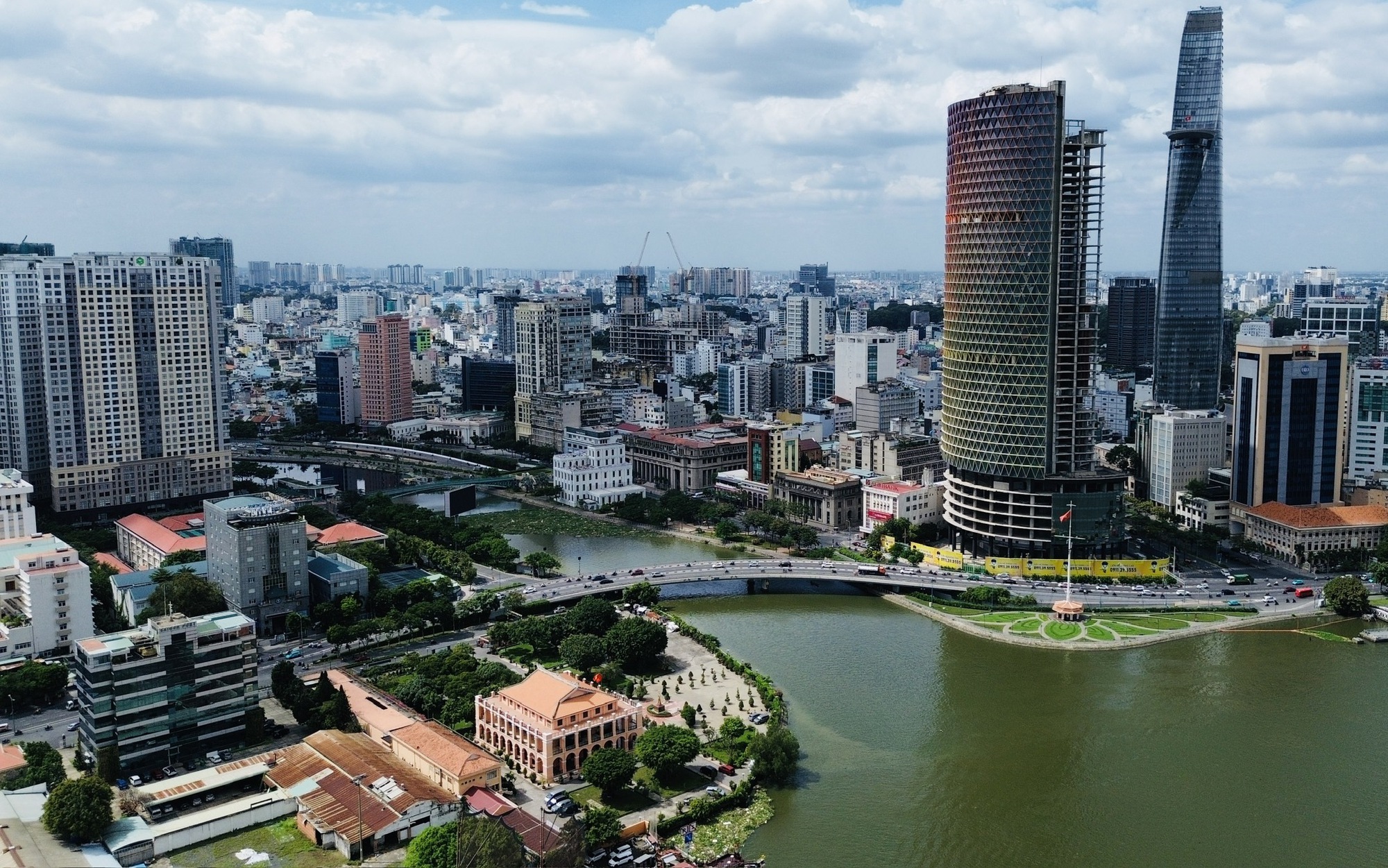 TP.HCM hạn chế lưu th&ocirc;ng nhiều tuyến đường phục vụ trận địa ph&aacute;o đại lễ 30/4