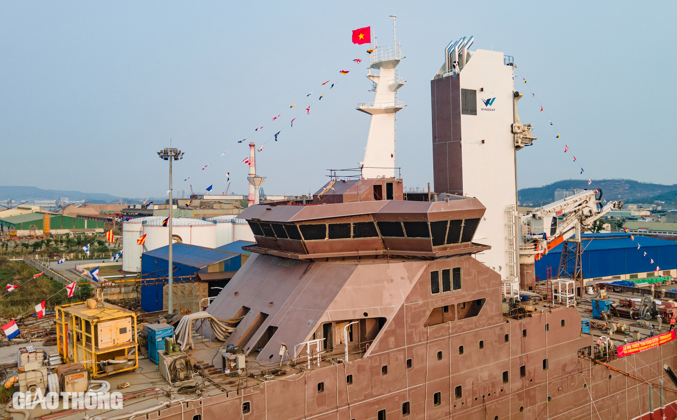 Tàu dịch vụ điện gió vừa hạ thủy tại Hạ Long đặc biệt thế nào?- Ảnh 16. Tàu dịch vụ điện gió vừa hạ thủy tại Hạ Long đặc biệt thế nào?- Ảnh 16.