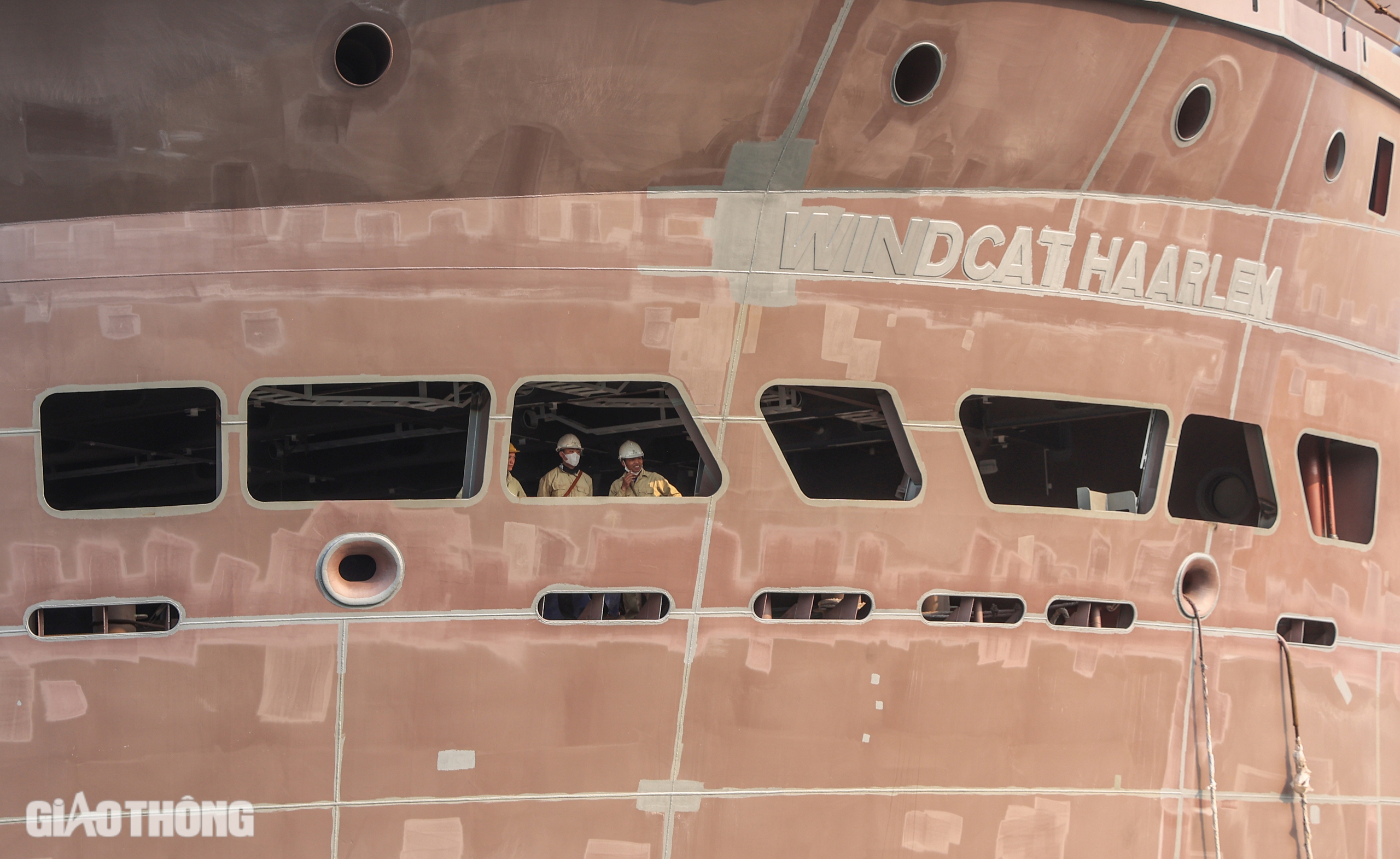 Tàu dịch vụ điện gió vừa hạ thủy tại Hạ Long đặc biệt thế nào?- Ảnh 11. Tàu dịch vụ điện gió vừa hạ thủy tại Hạ Long đặc biệt thế nào?- Ảnh 11.