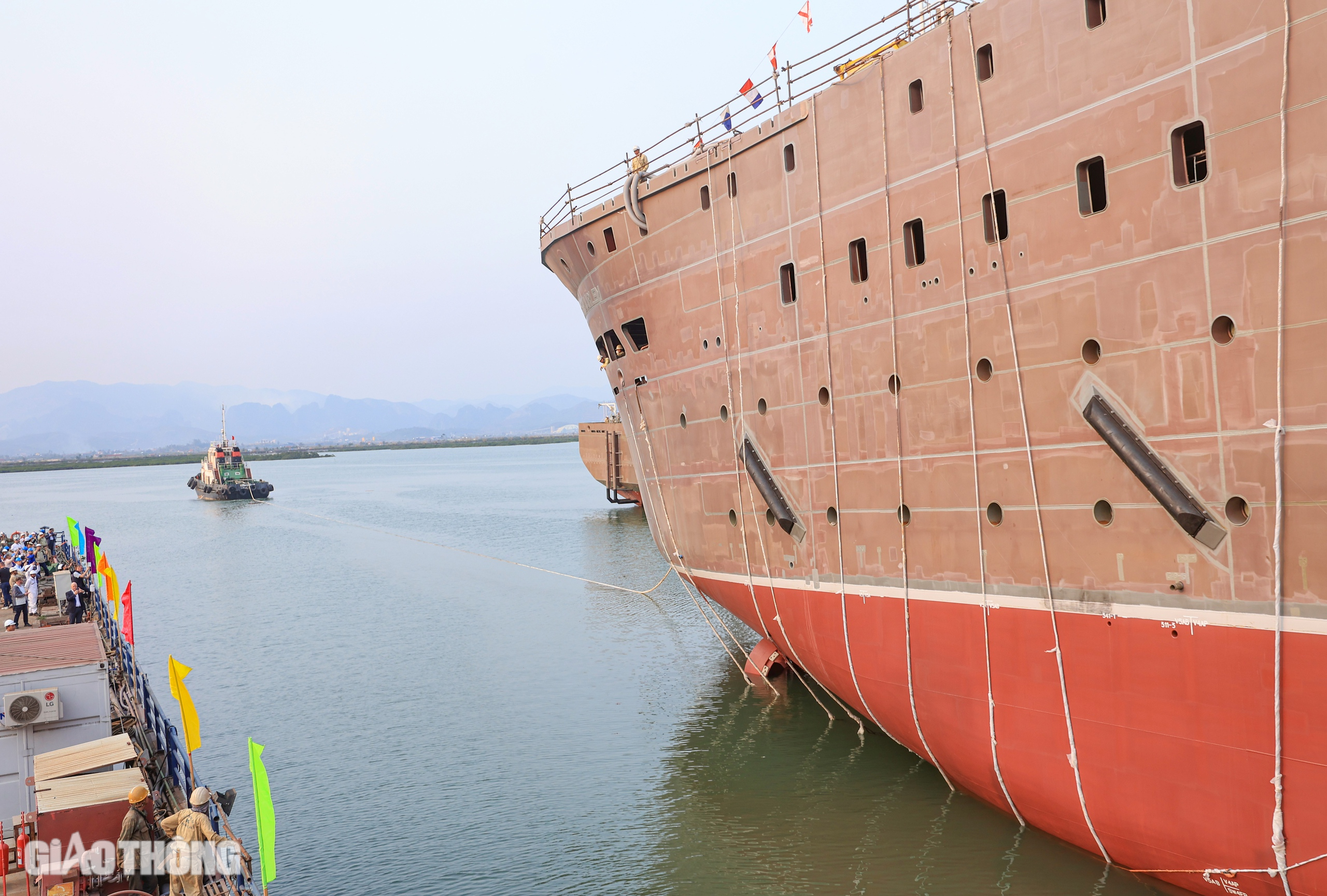 Tàu dịch vụ điện gió vừa hạ thủy tại Hạ Long đặc biệt thế nào?- Ảnh 15. Tàu dịch vụ điện gió vừa hạ thủy tại Hạ Long đặc biệt thế nào?- Ảnh 15.