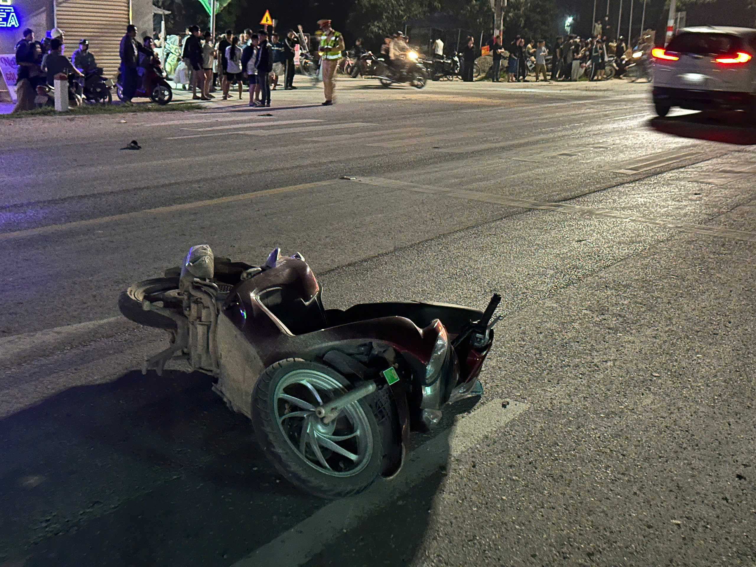 G&acirc;y 4 vụ tai nạn l&agrave;m 2 người thương vong, t&agrave;i xế cố bỏ chạy khi lốp xe đ&atilde; văng- Ảnh 8.