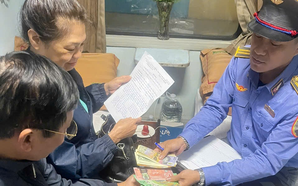 H&agrave;nh kh&aacute;ch bất ngờ nhận lại nhiều ngoại tệ bỏ qu&ecirc;n tr&ecirc;n t&agrave;u