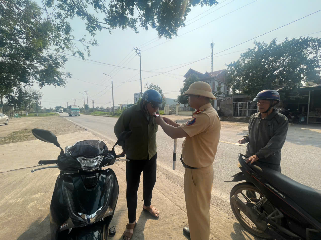 Những lời trần t&igrave;nh, c&acirc;u hỏi "hồn nhi&ecirc;n" của t&agrave;i xế "ma men"- Ảnh 1.