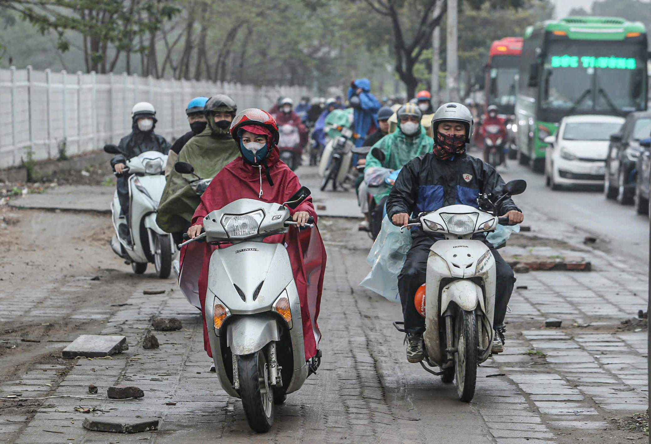 Cửa ngõ Hà Nội chật như nêm ngày đầu nghỉ lễ Giỗ Tổ Hùng Vương- Ảnh 4. Cửa ngõ Hà Nội chật như nêm ngày đầu nghỉ lễ Giỗ Tổ Hùng Vương- Ảnh 4.