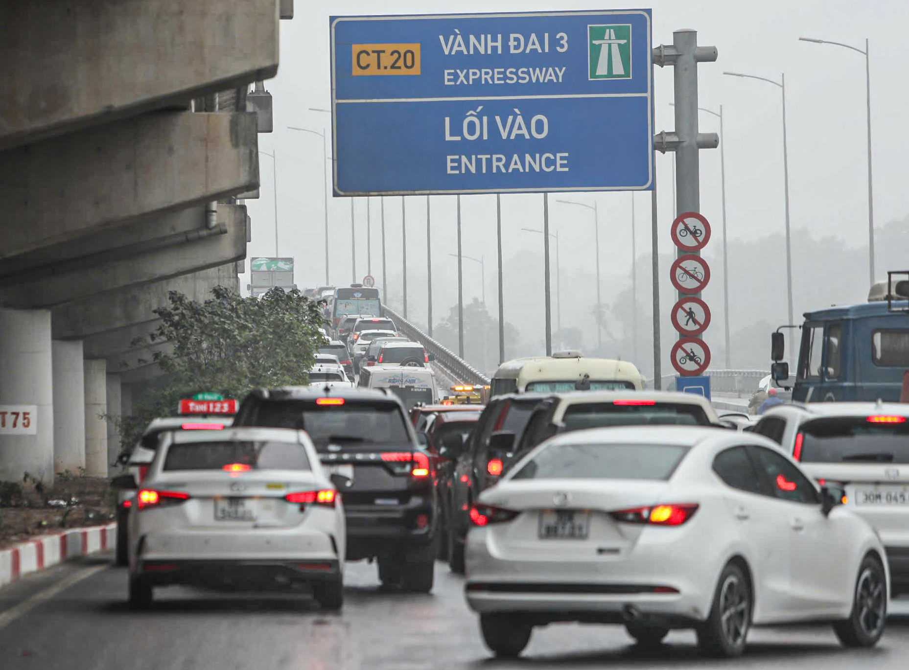 Cửa ngõ Hà Nội chật như nêm ngày đầu nghỉ lễ Giỗ Tổ Hùng Vương- Ảnh 5. Cửa ngõ Hà Nội chật như nêm ngày đầu nghỉ lễ Giỗ Tổ Hùng Vương- Ảnh 5.