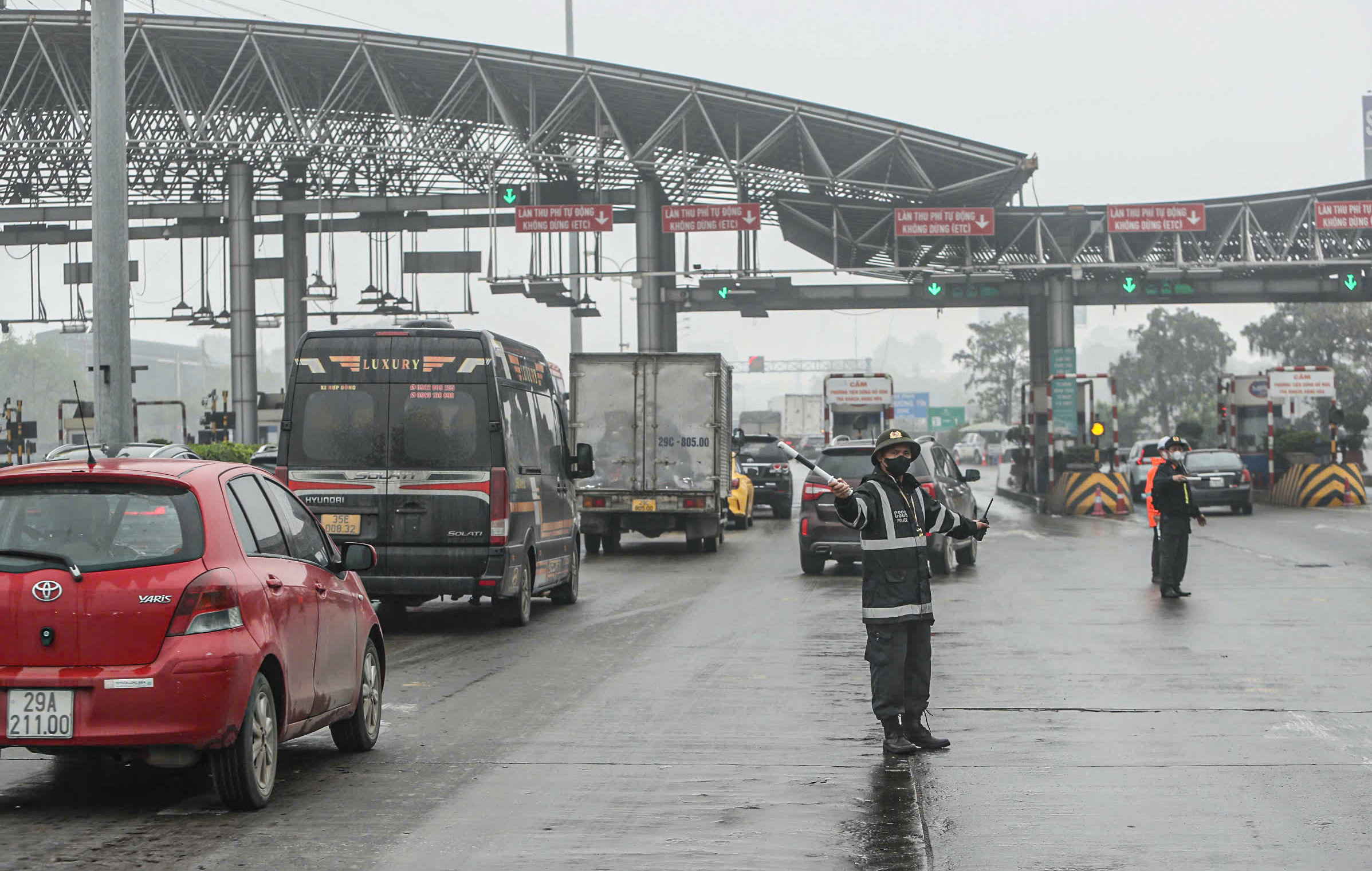 Cửa ngõ Hà Nội chật như nêm ngày đầu nghỉ lễ Giỗ Tổ Hùng Vương- Ảnh 9. Cửa ngõ Hà Nội chật như nêm ngày đầu nghỉ lễ Giỗ Tổ Hùng Vương- Ảnh 9.