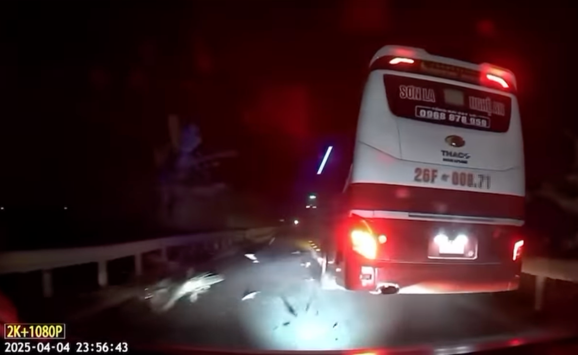 Xe m&aacute;y đấu đầu xe kh&aacute;ch giữa đ&ecirc;m, 2 người tử vong- Ảnh 1.