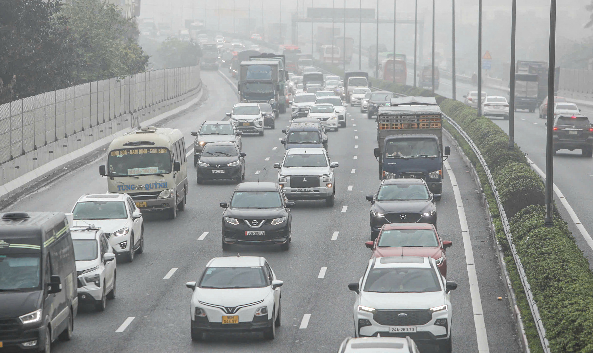 Cửa ngõ Hà Nội chật như nêm ngày đầu nghỉ lễ Giỗ Tổ Hùng Vương- Ảnh 7. Cửa ngõ Hà Nội chật như nêm ngày đầu nghỉ lễ Giỗ Tổ Hùng Vương- Ảnh 7.