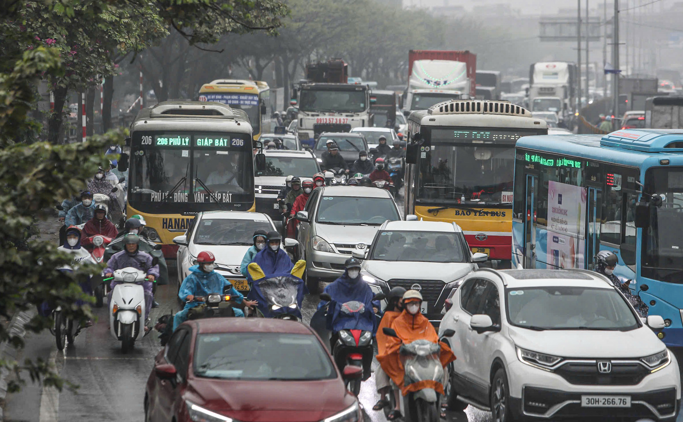 Cửa ngõ Hà Nội chật như nêm ngày đầu nghỉ lễ Giỗ Tổ Hùng Vương- Ảnh 6. Cửa ngõ Hà Nội chật như nêm ngày đầu nghỉ lễ Giỗ Tổ Hùng Vương- Ảnh 6.