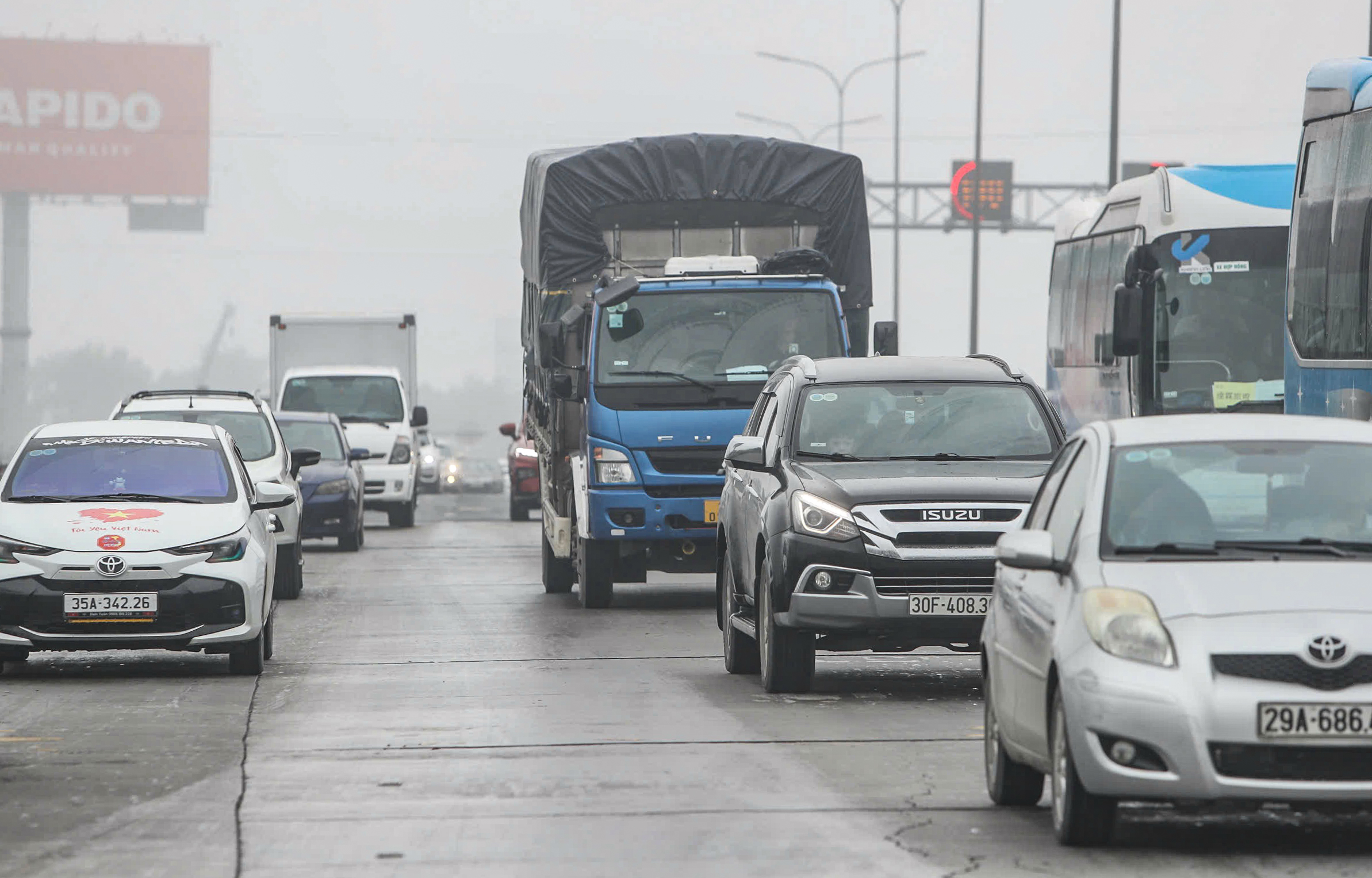 Cửa ngõ Hà Nội chật như nêm ngày đầu nghỉ lễ Giỗ Tổ Hùng Vương- Ảnh 8. Cửa ngõ Hà Nội chật như nêm ngày đầu nghỉ lễ Giỗ Tổ Hùng Vương- Ảnh 8.