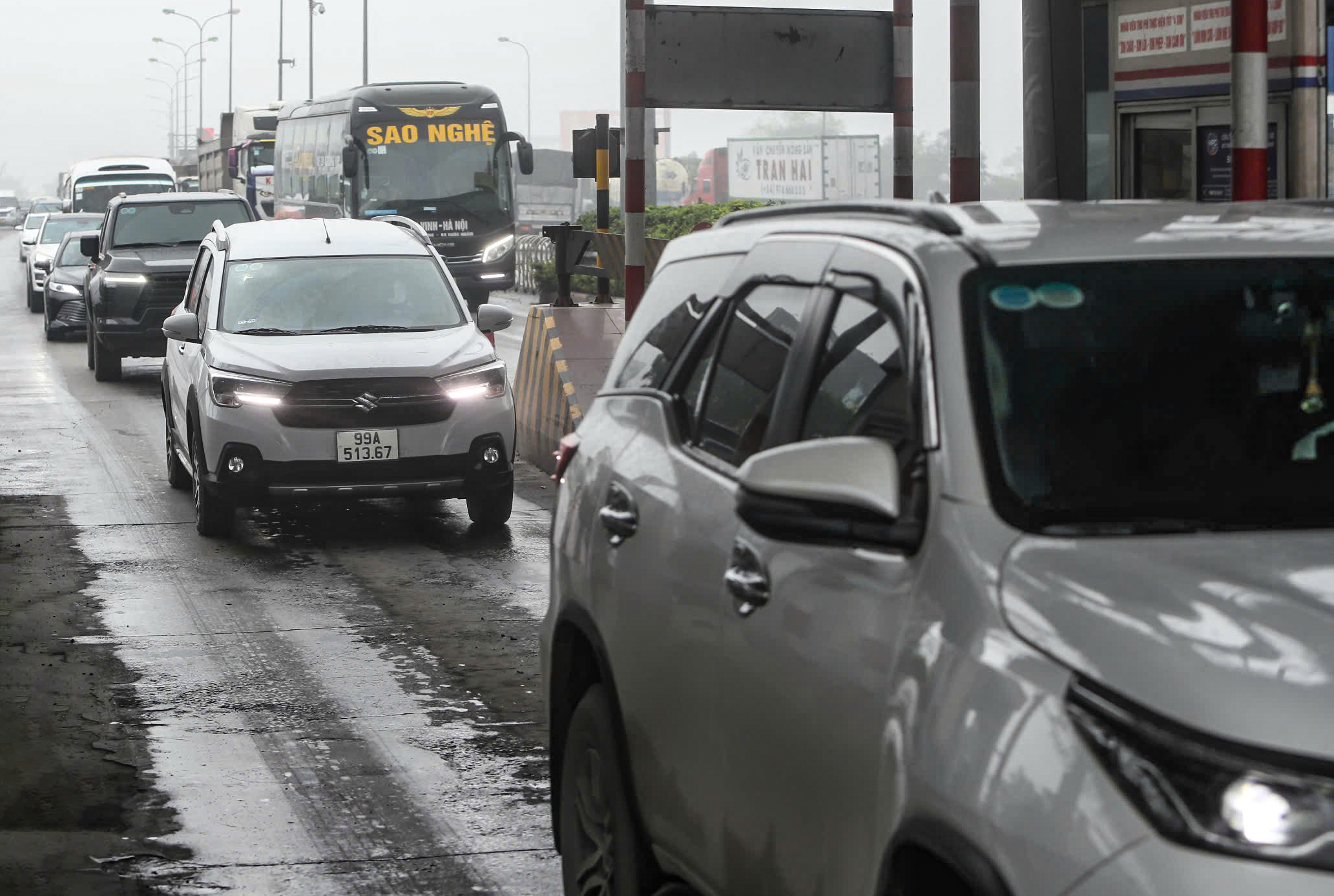 Cửa ngõ Hà Nội chật như nêm ngày đầu nghỉ lễ Giỗ Tổ Hùng Vương- Ảnh 10. Cửa ngõ Hà Nội chật như nêm ngày đầu nghỉ lễ Giỗ Tổ Hùng Vương- Ảnh 10.