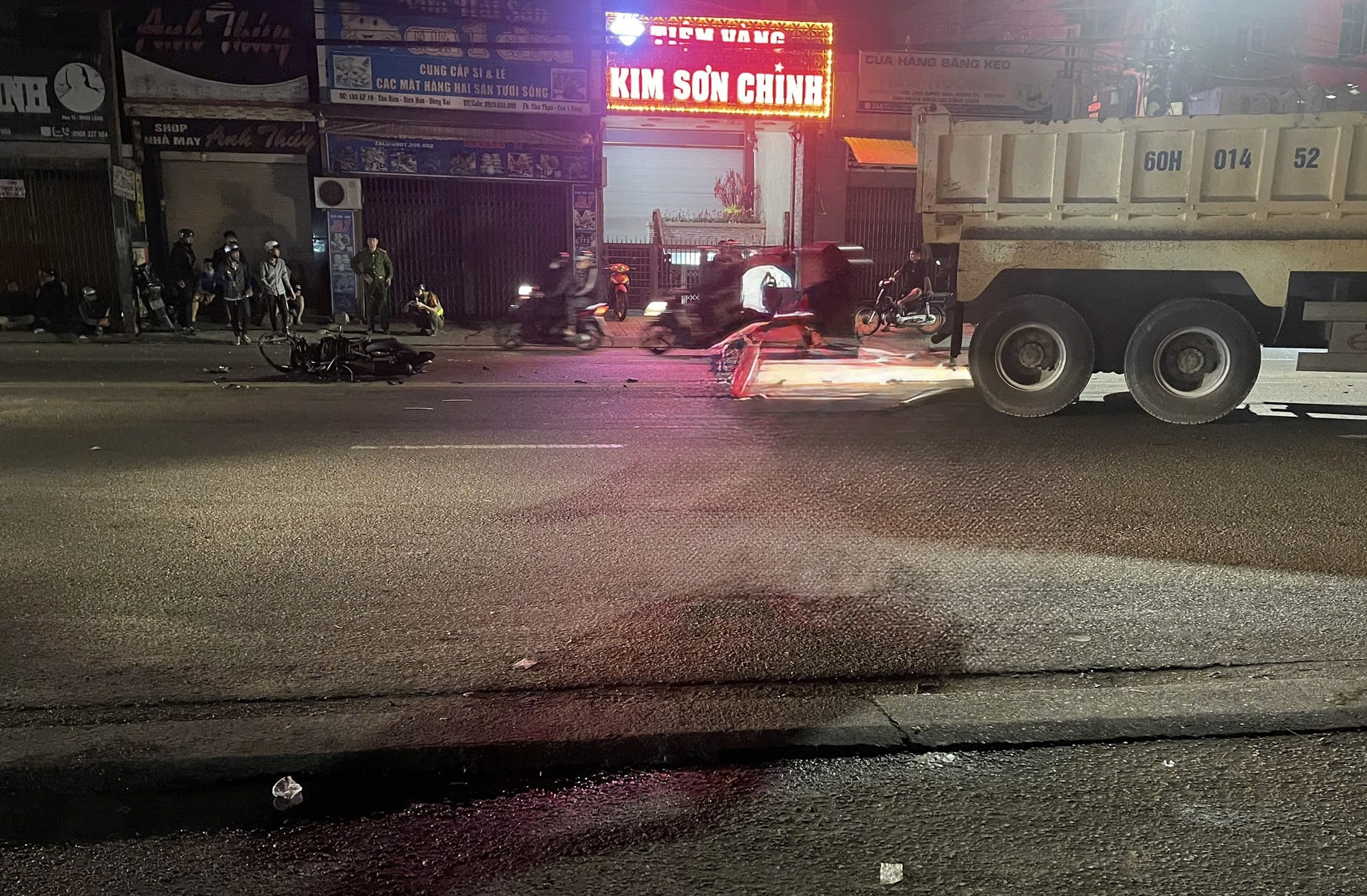 Va chạm xe tải tr&ecirc;n quốc lộ, thanh ni&ecirc;n đi xe m&aacute;y tử vong tại chỗ- Ảnh 1.