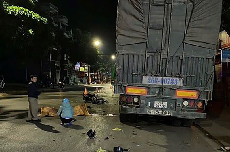 Tai nạn ở Sơn La: Xe máy tông đuôi xe đầu kéo, hai người thương vong- Ảnh 1. Tai nạn ở Sơn La: Xe máy tông đuôi xe đầu kéo, hai người thương vong- Ảnh 1.