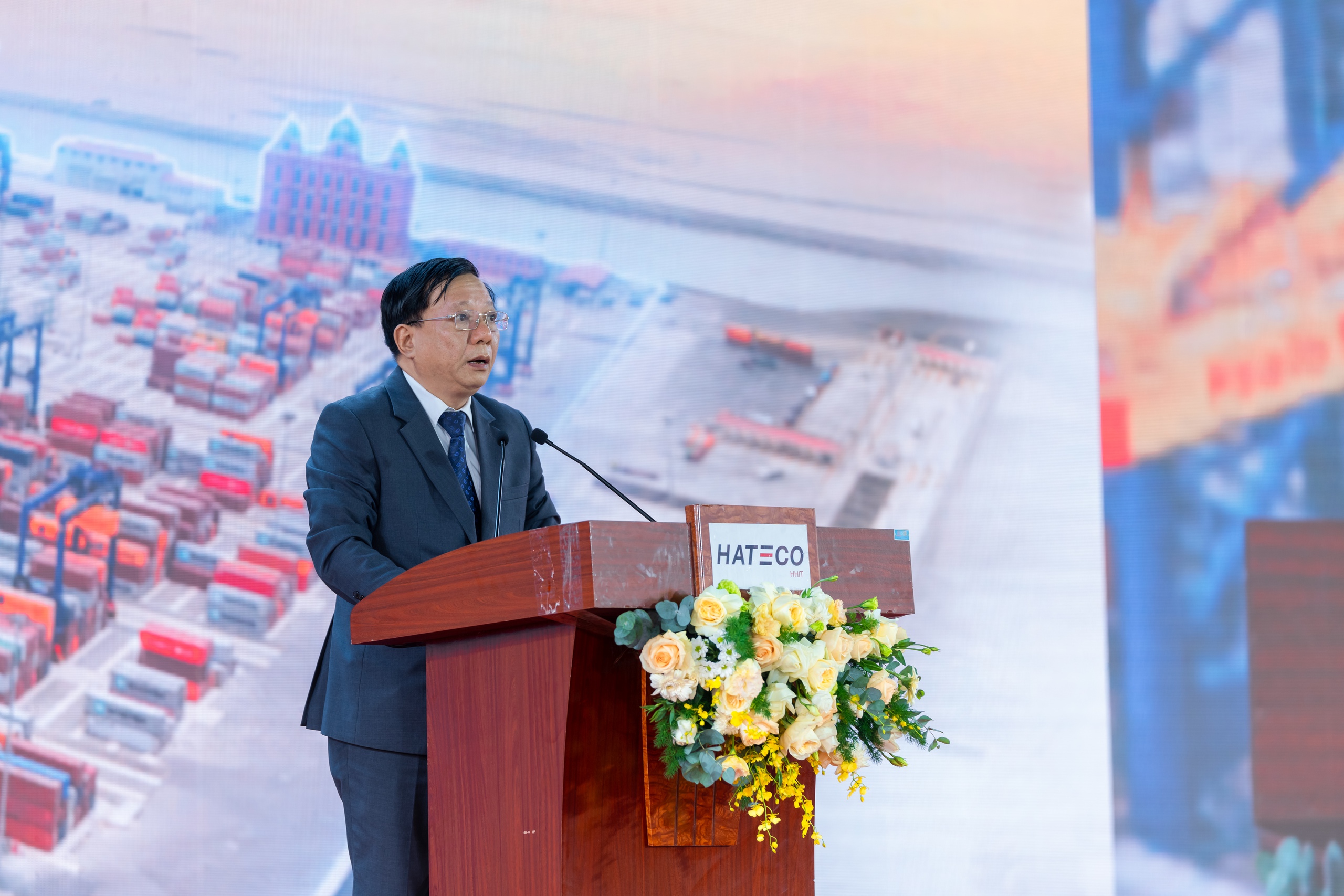 Chính thức khai thác bến cảng công suất 2,2 triệu Teu tại Lạch Huyện- Ảnh 2. Chính thức khai thác bến cảng công suất 2,2 triệu Teu tại Lạch Huyện- Ảnh 2.