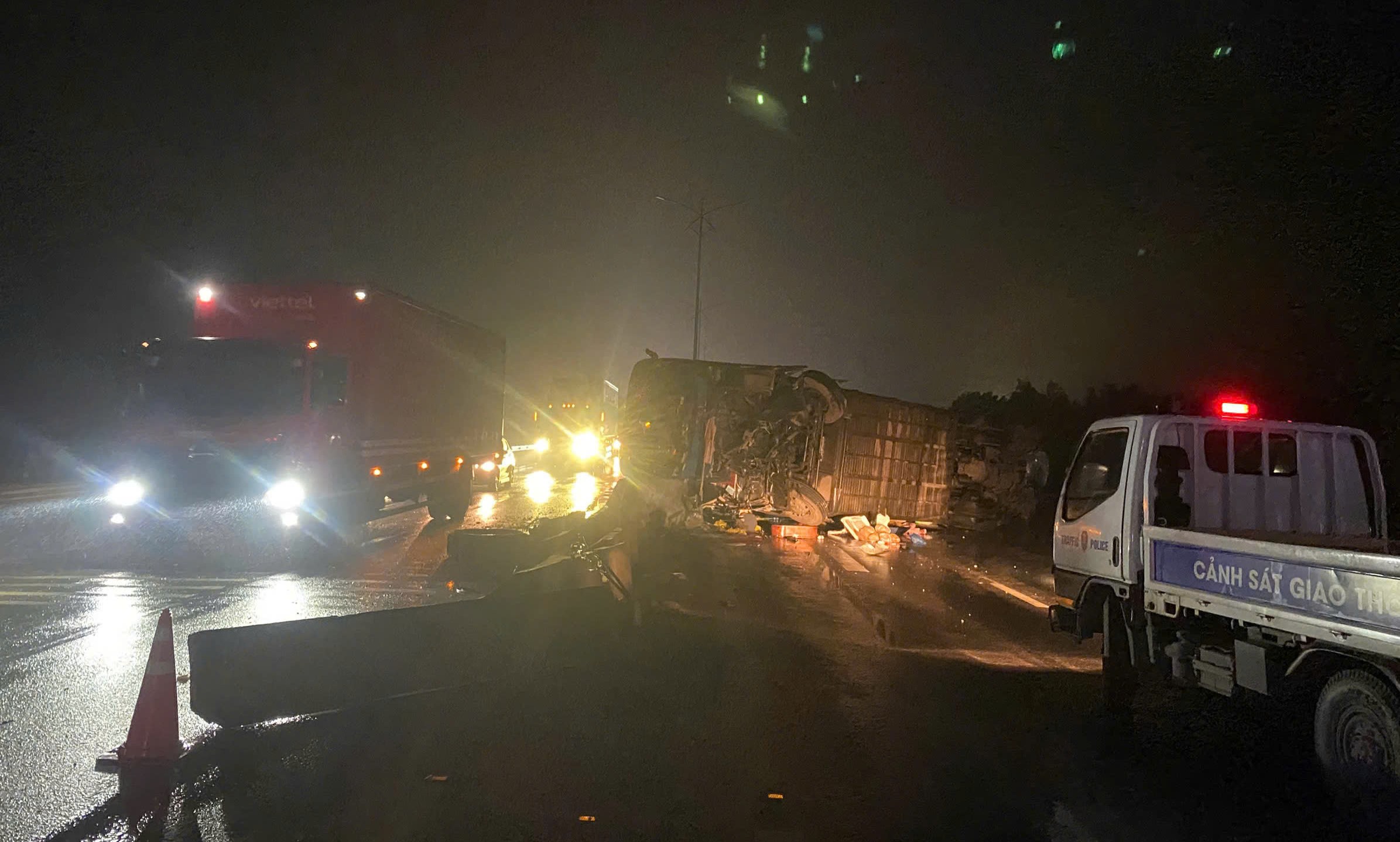 &Ocirc; t&ocirc; kh&aacute;ch lật tr&ecirc;n QL1 qua Quảng Trị, 3 người bị thương- Ảnh 1.